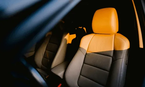 Beiger Autositz im Sonnenlicht