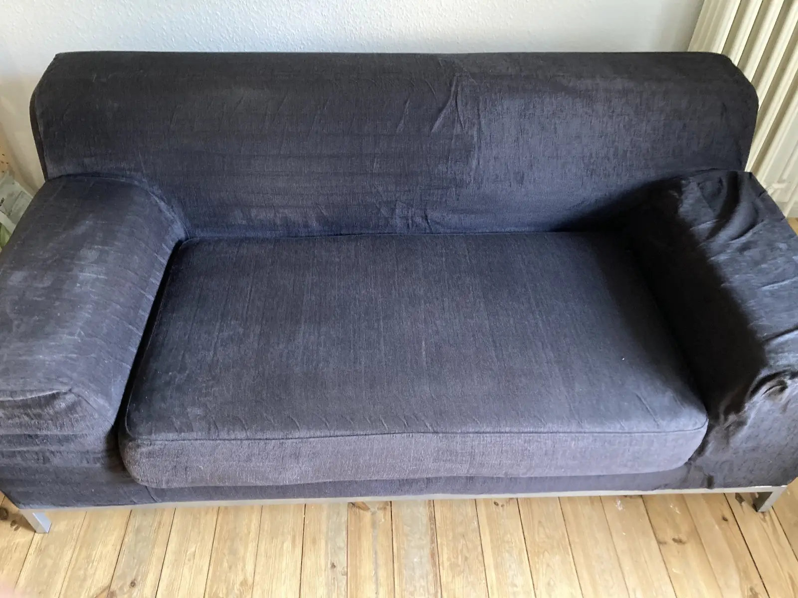 Nachher: graues Sofa mit verschmutzter Sitzfläche und Armlehnen