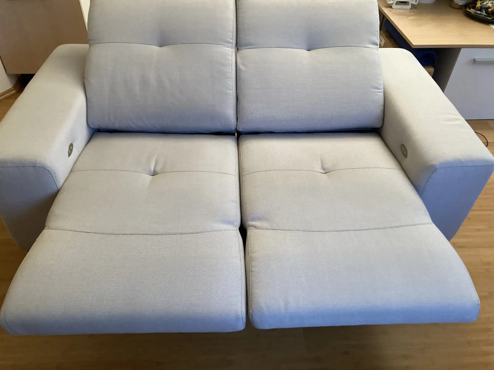 Nachher: hellgraues Relaxsofa mit dunklem Fleck