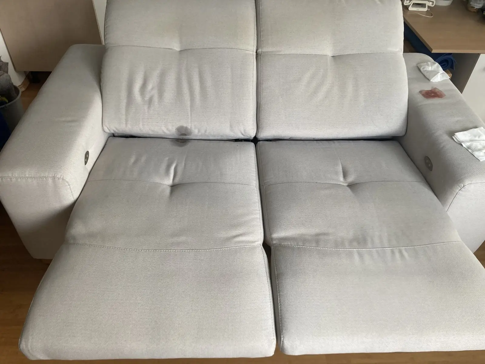 Vorher: hellgraues Relaxsofa mit dunklem Fleck