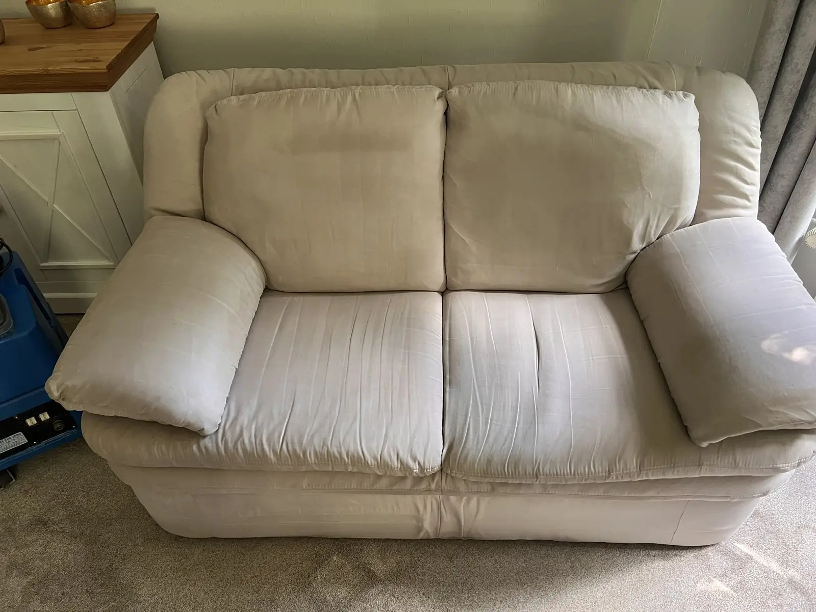 Nachher: helles 2er-Sofa mit Rändern und Wasserflecken