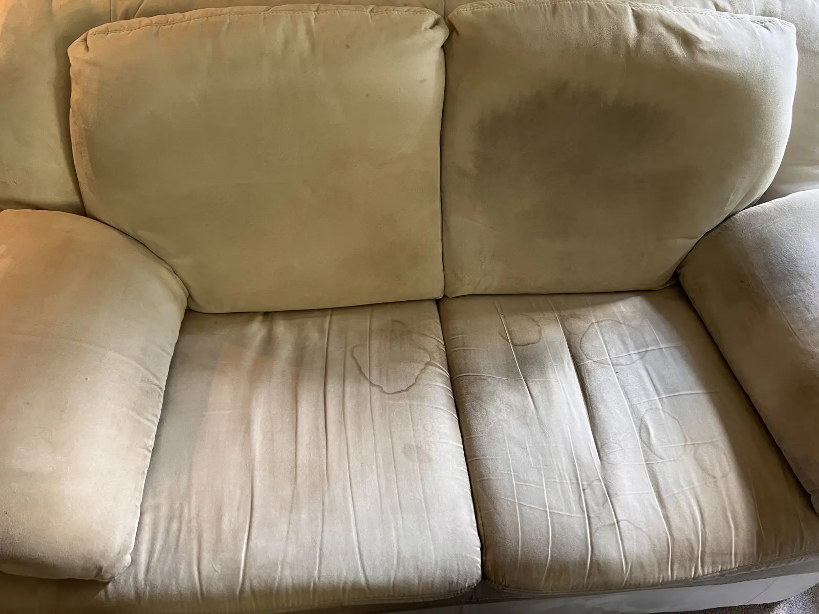 Vorher: helles 2er-Sofa mit Rändern und Wasserflecken