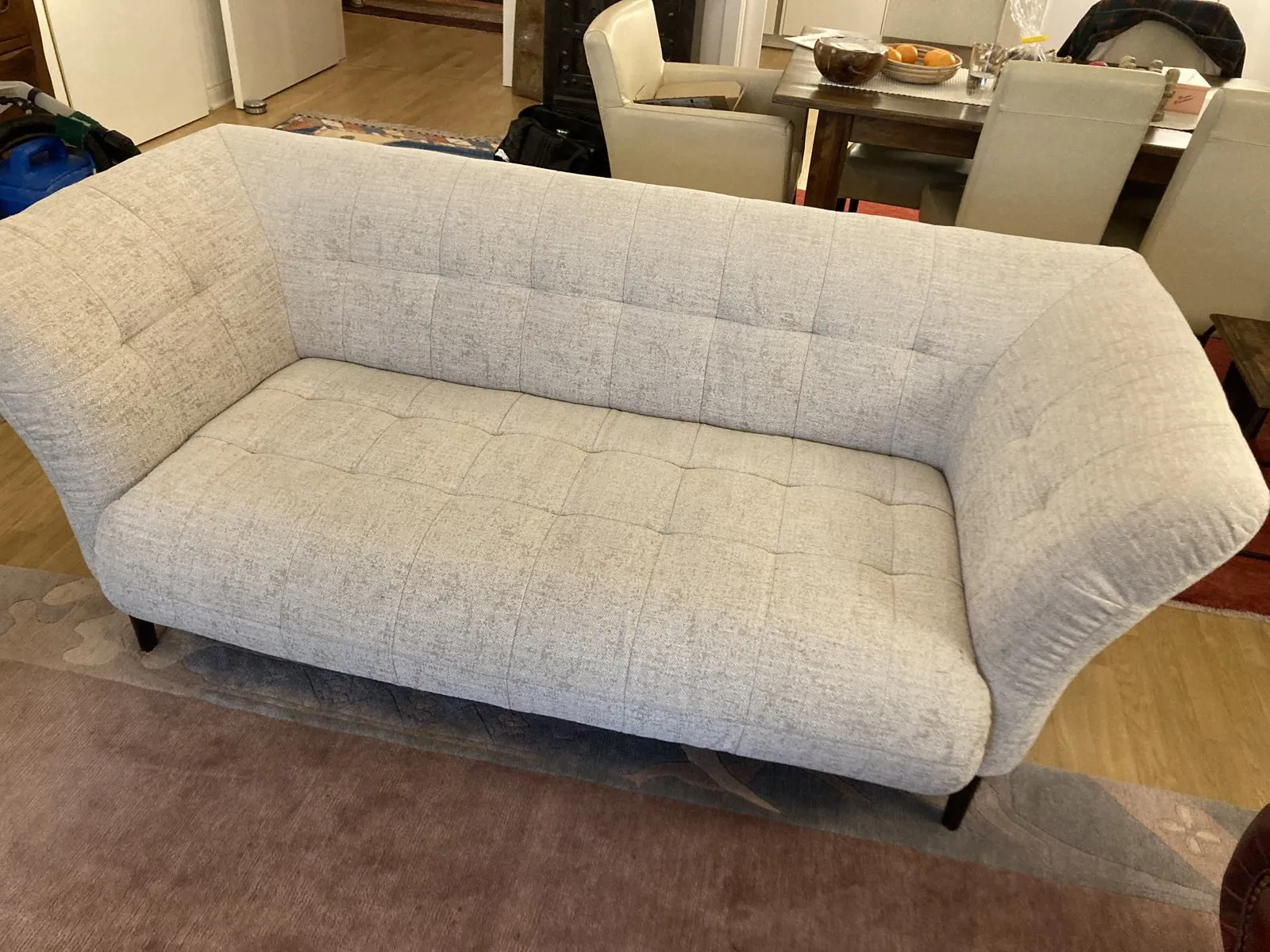 Nachher: helles Sofa mit gemustertem Bezug und Gebrauchsspuren
