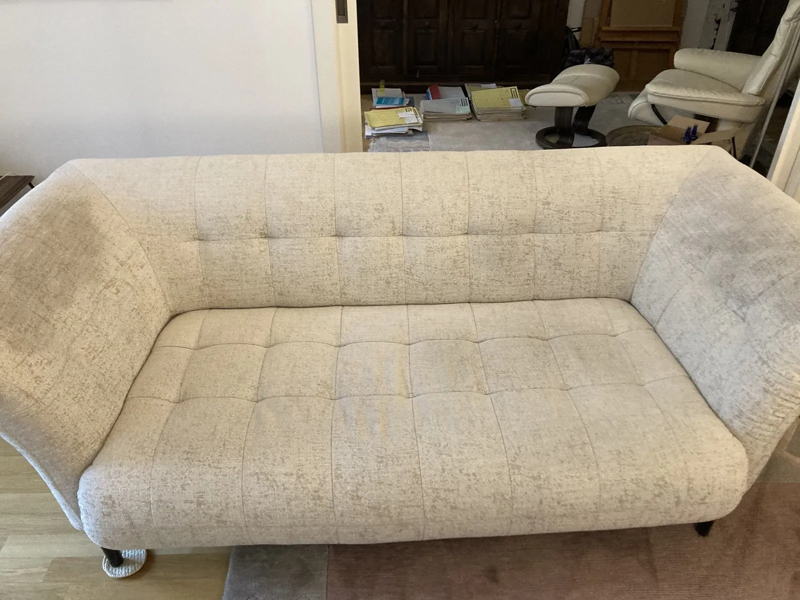 Vorher: helles Sofa mit gemustertem Bezug und Gebrauchsspuren